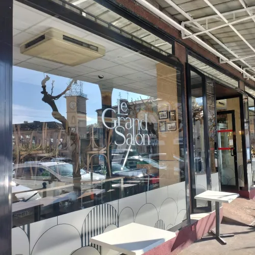 devanture le grand salon vitres propres - alpes hygiene services - nettoyage de vitres à Sisteron