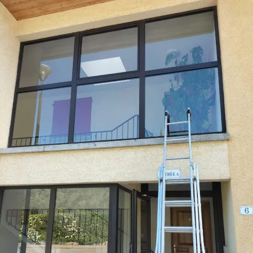 vitres cage d'escalier propres - alpes hygiene services - nettoyage de vitres à Sisteron